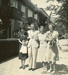 Haarlem (vlnr, Minnie, Jan Fuikschot en vrouw Maaike Hoogland, rechts Jeltje Hoogland)